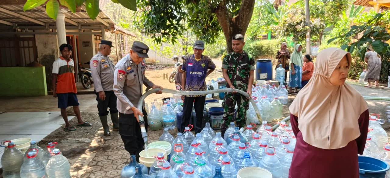Bantuan Air Bersih Karanganyar: Polsek Salurkan 5.000 Liter ke Warga