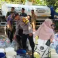 Bantuan Air Bersih Karanganyar: Polsek Salurkan 5.000 Liter ke Warga