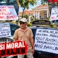 Aksi moral Mustofa Amin menuntut pengusutan kasus pengerusakan mobil dinas Bupati Pekalongan di Kajen